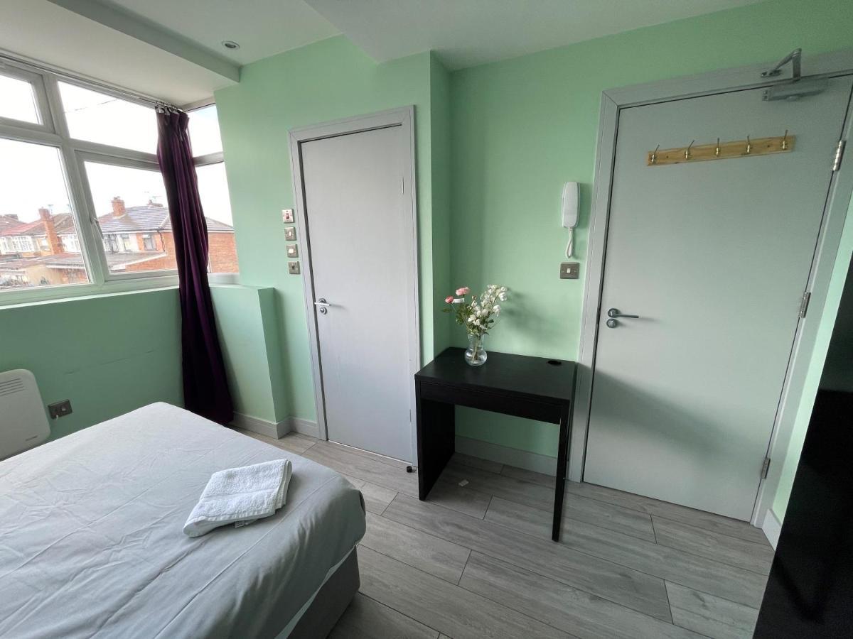Letzi Premium Cozy Retreat Private En-Suite Rooms, Heathrow Airport Hayes  Exterior photo